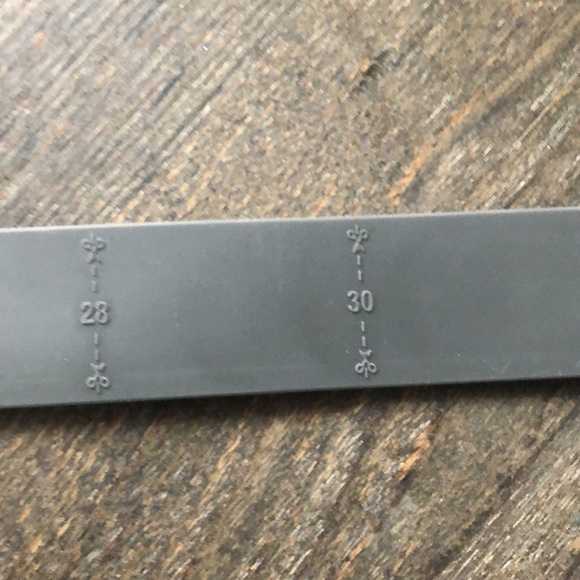 Clazic Grey belt with paw print buckle - Picture 9 of 10